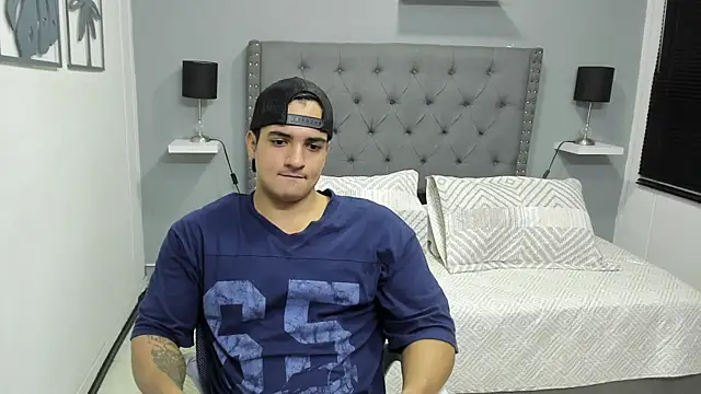 Snapshot of violeta_and_maxx chatting on 12.16.25 violeta and maxx online show from 12.16.25