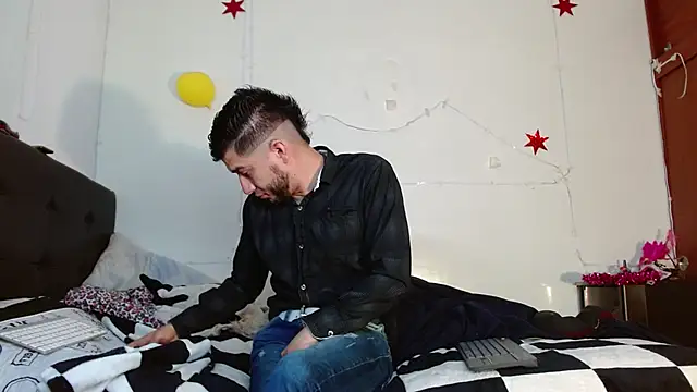 Snapshot of picante70_ chatting on 11.19.25 picante70 online show from 11.19.25