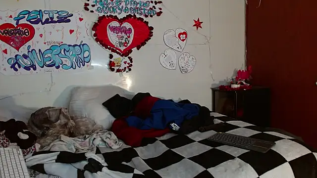 Snapshot of picante70_ chatting on 12.16.25 picante70 online show from 12.16.25