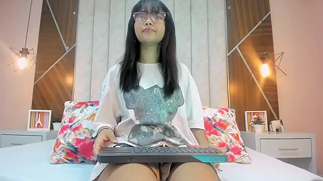 Snapshot of Mariana-Torres chatting on 11.14.25 Mariana-Torres online show from 11.14.25