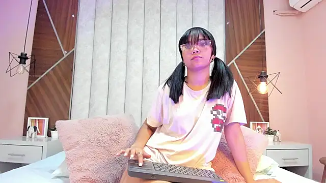 Snapshot of Mariana-Torres chatting on 12.04.25 Mariana-Torres online show from 12.04.25