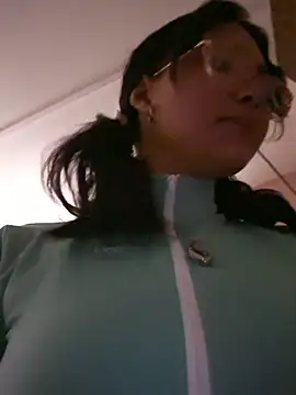 Snapshot of Mariana-Torres chatting on 12.13.25 Mariana-Torres online show from 12.13.25