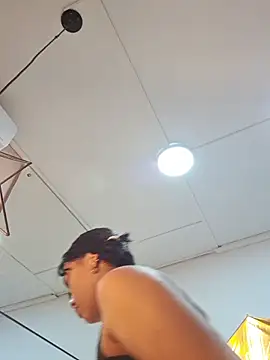 Snapshot of Mariana-Torres chatting on 12.14.25 Mariana-Torres online show from 12.14.25