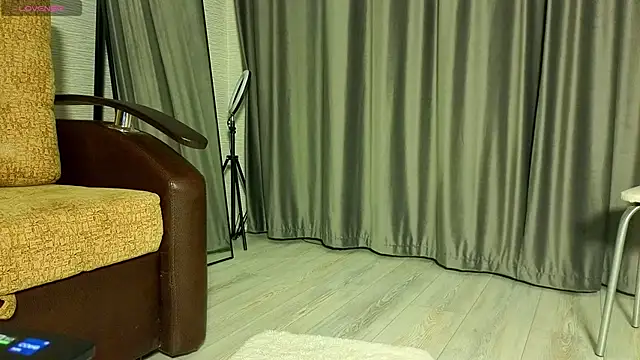 Snapshot of MissPompadure chatting on 12.19.25 MissPompadure online show from 12.19.25