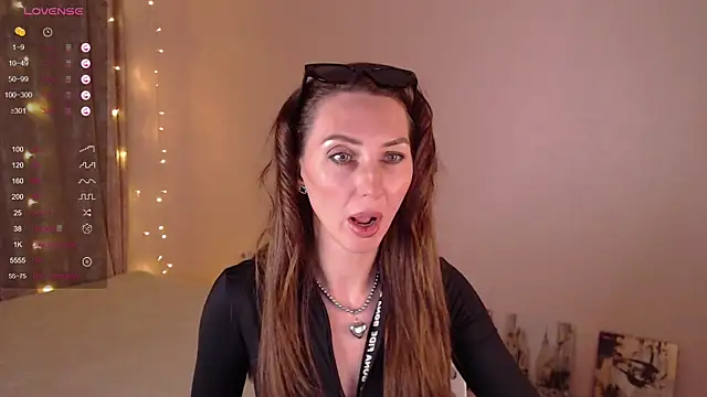 Snapshot of Lilith_Sora chatting on 11.30.25 Lilith Sora online show from 11.30.25