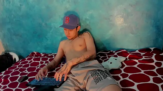 Snapshot of Sky_Wild chatting on 12.19.25 Sky Wild online show from 12.19.25