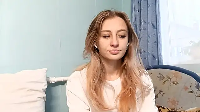 Snapshot of AmeliLia chatting on 10.17.25 AmeliLia online show from 10.17.25