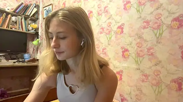 Snapshot of AmeliLia chatting on 12.18.25 AmeliLia online show from 12.18.25