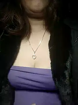 YiyinLy online show from 12.01.25