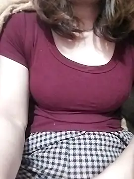 YiyinLy online show from 12.15.25