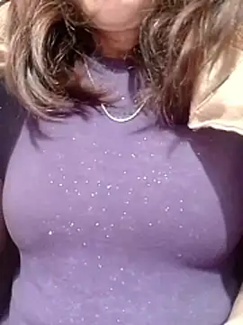 YiyinLy online show from 02.02.26