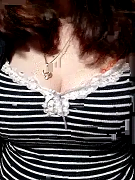 YiyinLy online show from 02.11.26