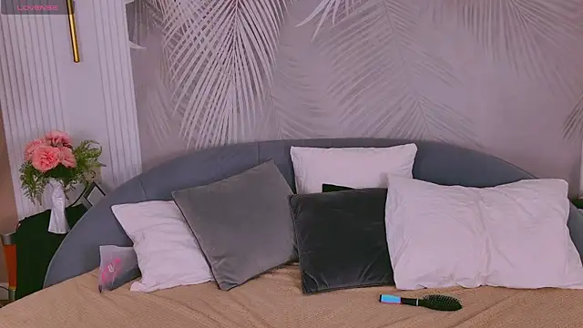 Snapshot of MandyColes chatting on 10.15.25 MandyColes online show from 10.15.25