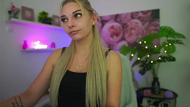 Snapshot of Vanda_Lust chatting on 10.16.25 Vanda Lust online show from 10.16.25