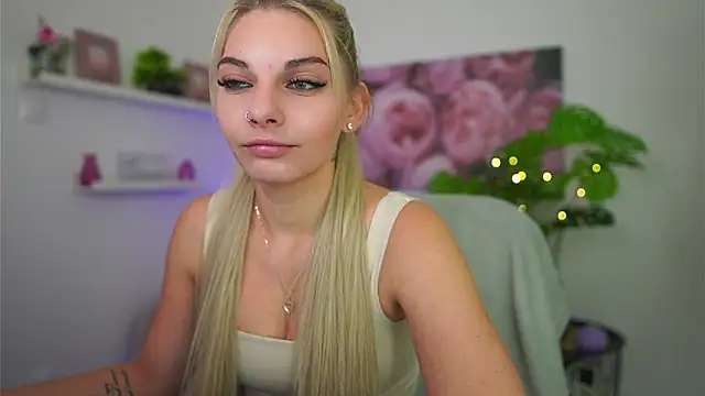 Snapshot of Vanda_Lust chatting on 10.17.25 Vanda Lust online show from 10.17.25