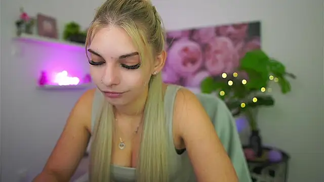 Snapshot of Vanda_Lust chatting on 10.18.25 Vanda Lust online show from 10.18.25