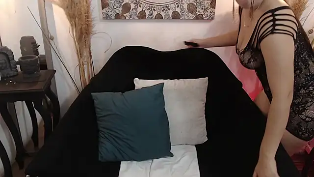 Snapshot of ZharaGag_on_u chatting on 10.17.25 ZharaGag on u online show from 10.17.25