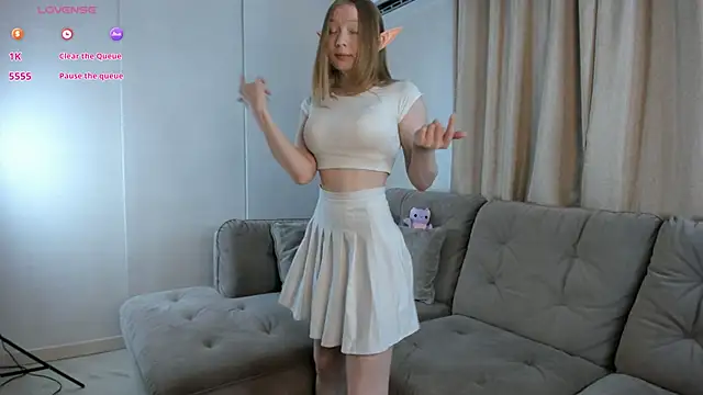 Snapshot of Megansuns chatting on 10.31.25 Megansuns online show from 10.31.25