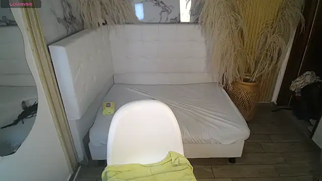  Pamelamilf online show from 12.04.25