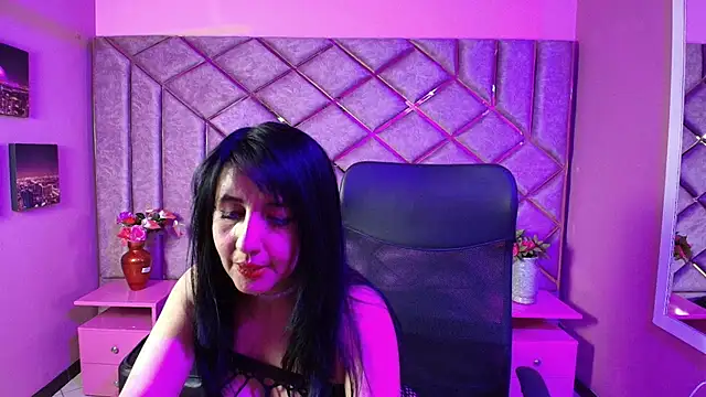 Agatha Leon  online show from 11.14.25