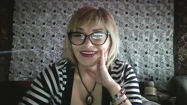 Snapshot of Lia_Ray chatting on 11.24.25 Lia Ray online show from 11.24.25