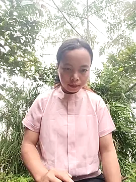 Snapshot of Nguyet2k4 chatting on 11.05.25 Nguyet2k4 online show from 11.05.25