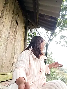 Snapshot of Nguyet2k4 chatting on 12.05.25 Nguyet2k4 online show from 12.05.25