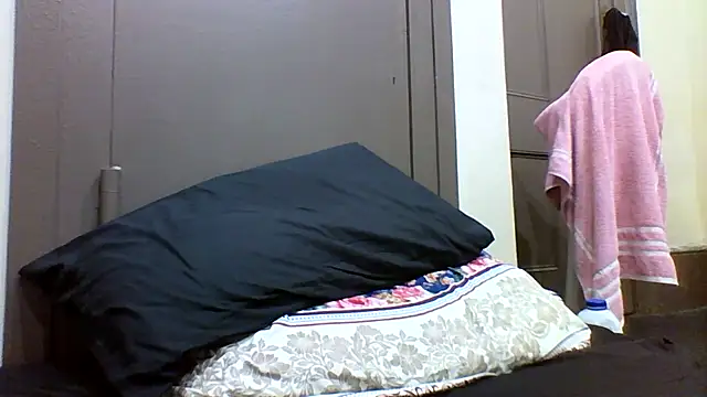 Snapshot of ShavenScope24 chatting on 11.29.25 ShavenScope24 online show from 11.29.25