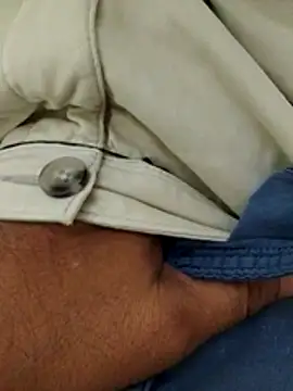 Snapshot of svk_05 chatting on 12.04.25 svk 05 online show from 12.04.25