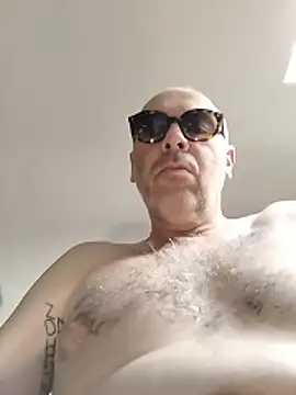 Snapshot of nicolaspgarnier chatting on 06.01.26 nicolaspgarnier online show from 06.01.26