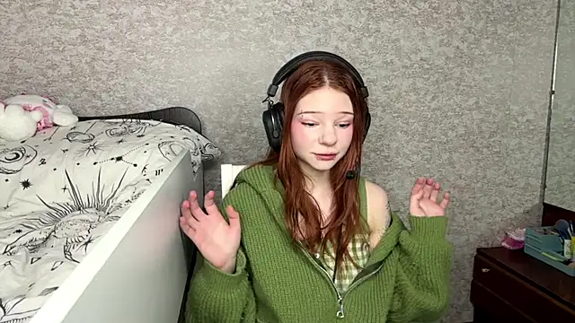 Snapshot of HueRivas chatting on 10.16.25 HueRivas online show from 10.16.25