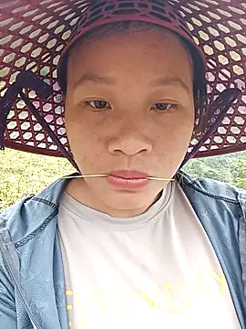 Snapshot of Mising5022 chatting on 10.27.25 Mising5022 online show from 10.27.25