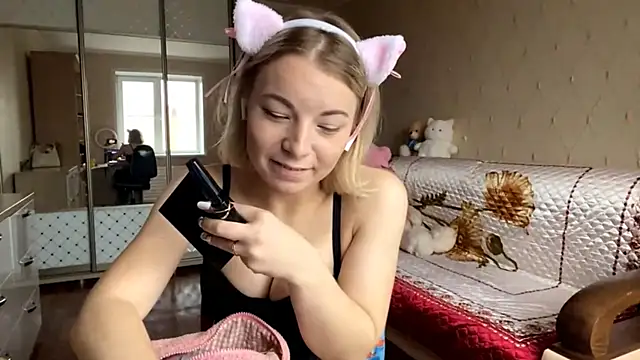 Snapshot of HoppedArea chatting on 11.10.25 HoppedArea online show from 11.10.25