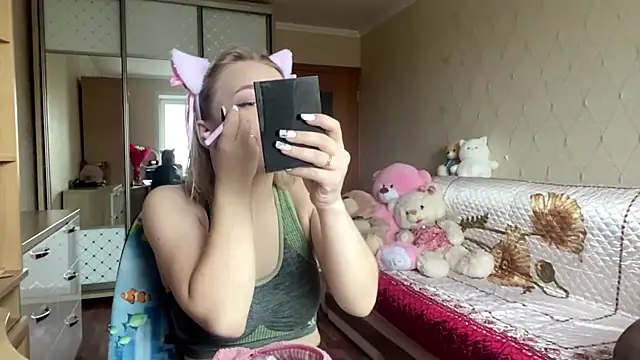 Snapshot of HoppedArea chatting on 11.12.25 HoppedArea online show from 11.12.25