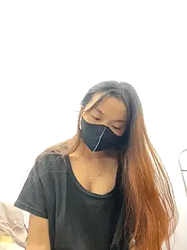 Snapshot of Bella-005 chatting on 10.27.25 Bella-005 online show from 10.27.25