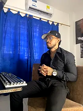 Snapshot of Kylian_Alessandro chatting on 10.27.25 Kylian Alessandro online show from 10.27.25