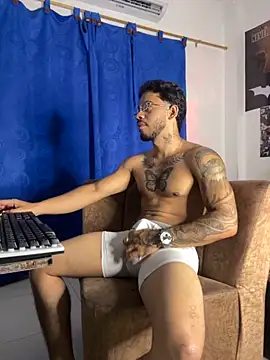 Snapshot of Kylian_Alessandro chatting on 10.29.25 Kylian Alessandro online show from 10.29.25