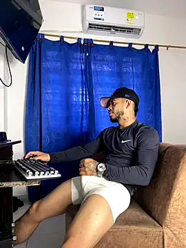 Snapshot of Kylian_Alessandro chatting on 11.18.25 Kylian Alessandro online show from 11.18.25