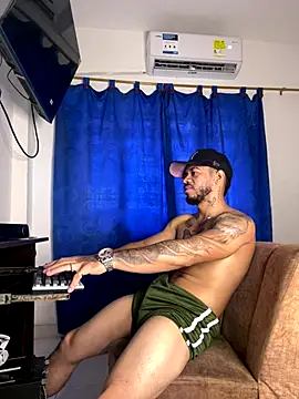 Snapshot of Kylian_Alessandro chatting on 11.23.25 Kylian Alessandro online show from 11.23.25