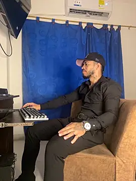 Snapshot of Kylian_Alessandro chatting on 11.25.25 Kylian Alessandro online show from 11.25.25