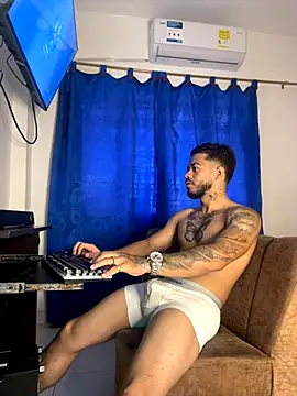 Snapshot of Kylian_Alessandro chatting on 11.30.25 Kylian Alessandro online show from 11.30.25