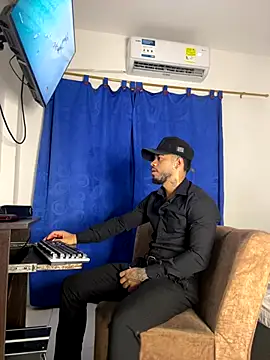 Snapshot of Kylian_Alessandro chatting on 12.15.25 Kylian Alessandro online show from 12.15.25