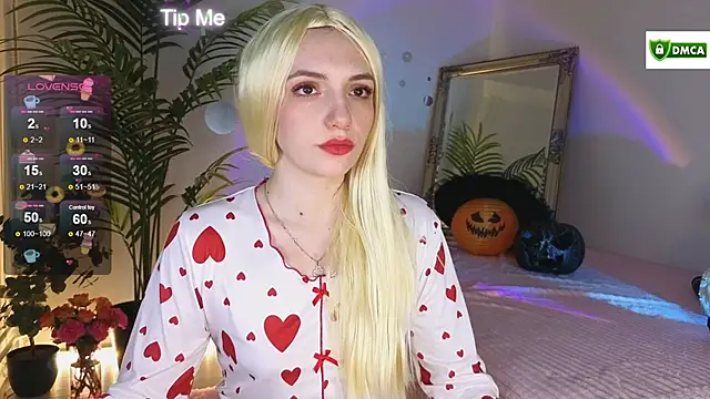 Snapshot of cute_cake chatting on 10.28.25 cute cake online show from 10.28.25