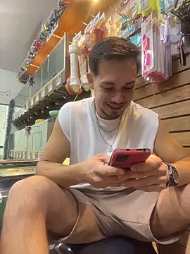 Snapshot of Leonardmoppet chatting on 12.13.25 Leonardmoppet online show from 12.13.25