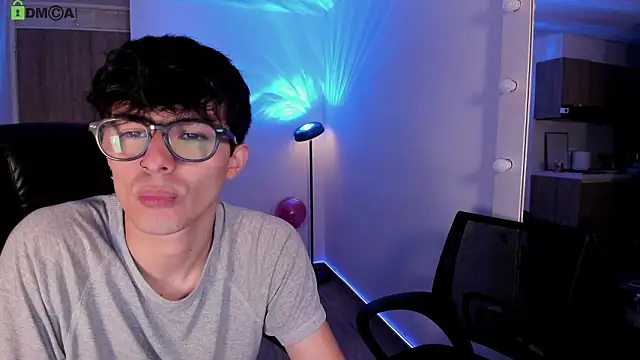 Snapshot of Mikeyvioleta_ chatting on 03.04.26 Mikeyvioleta online show from 03.04.26