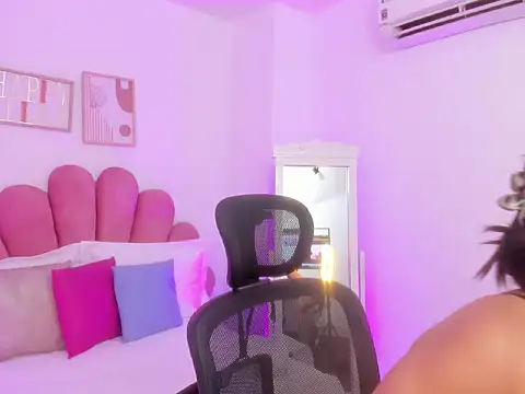 Snapshot of _Aurora_xDreams_ chatting on 11.06.25 Aurora xDreams online show from 11.06.25