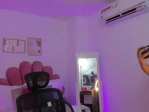 Snapshot of _Aurora_xDreams_ chatting on 11.07.25 Aurora xDreams online show from 11.07.25