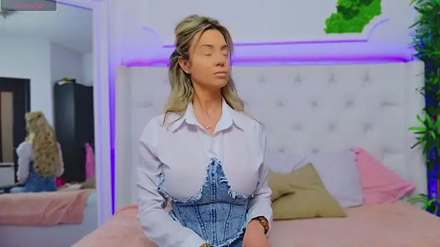 Snapshot of AriannaSins chatting on 01.16.25 AriannaSins online show from 01.16.25