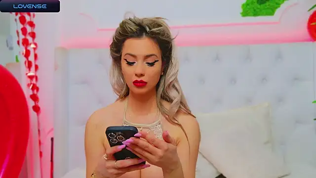 Snapshot of AriannaSins chatting on 02.14.25 AriannaSins online show from 02.14.25