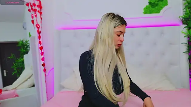 Snapshot of AriannaSins chatting on 02.28.25 AriannaSins online show from 02.28.25